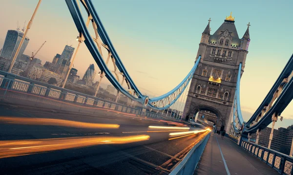 Tower Bridge ochtend verkeer — Stockfoto