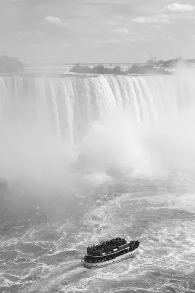 Watervallen en boot — Stockfoto