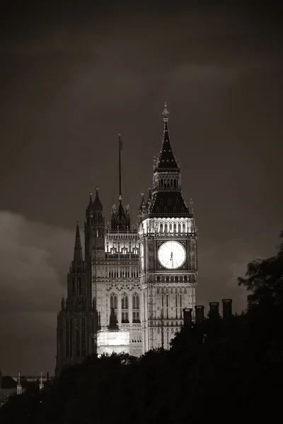 Вестминстерский дворец ночью — стоковое фото