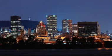 Montreal alacakaranlıkta Nehri üzerinde 