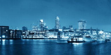 Londra Nehri üzerinde