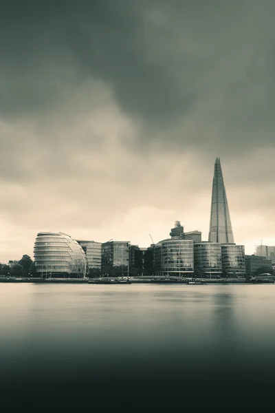 Stadtarchitektur über der Themse in London in Schwarz-Weiß. — Stockfoto