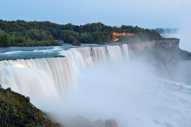 Niagara falls closeup alacakaranlıkta 