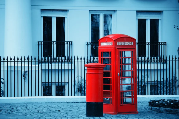 Cabine téléphonique et boîte aux lettres — Photo