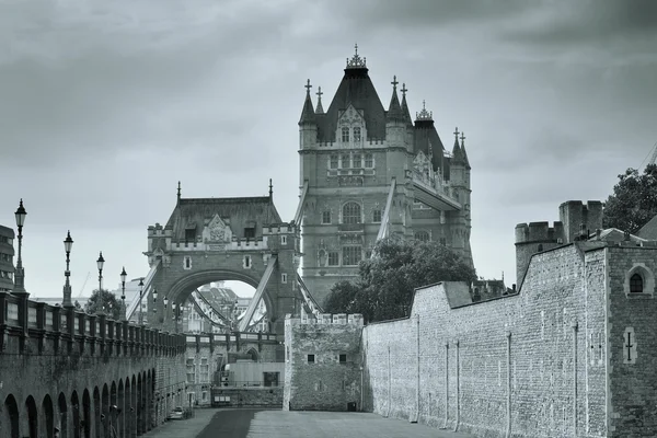 Tower bridge w czerni i bieli — Zdjęcie stockowe