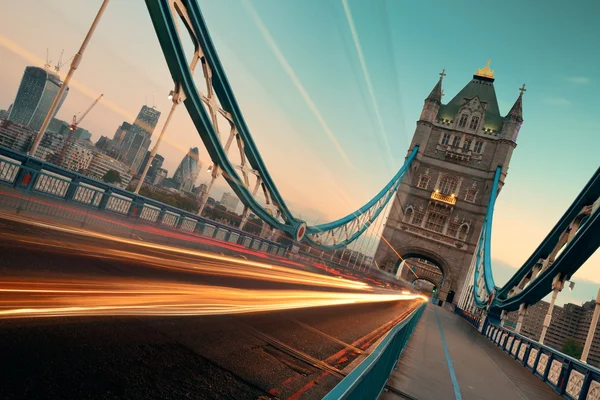 Tower Bridge morgonen trafik — Stockfoto