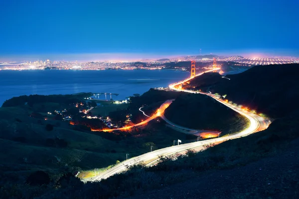 Golden Gate Bridge 's nachts — Stockfoto