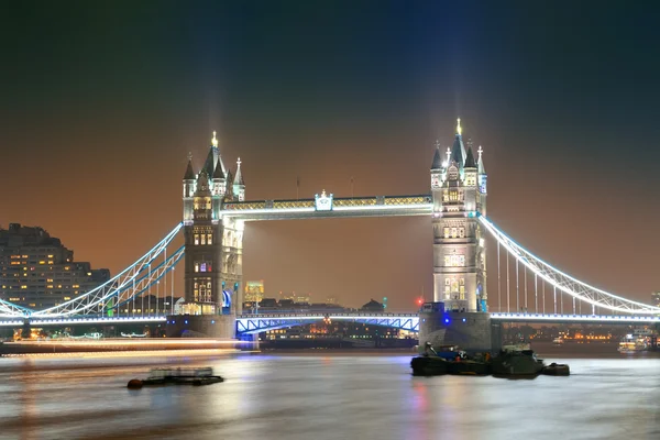 Tower Bridge 's nachts — Stockfoto