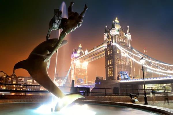 Tower bridge en standbeeld — Stockfoto