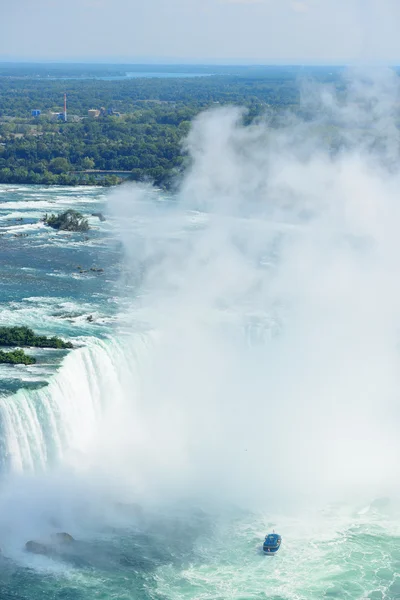 Vattenfall och båt — Stockfoto