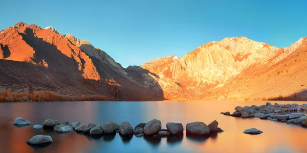 Sněhové horské jezero — Stock fotografie