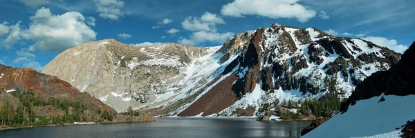 Lago montanha de neve — Fotografia de Stock