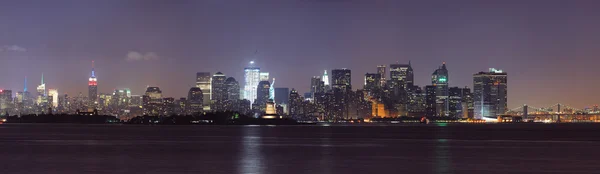 New Yorks nedre manhattan skyline på natten — Stockfoto