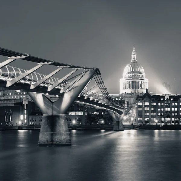 Millenniumsbrücke und St. Pauls — Stockfoto