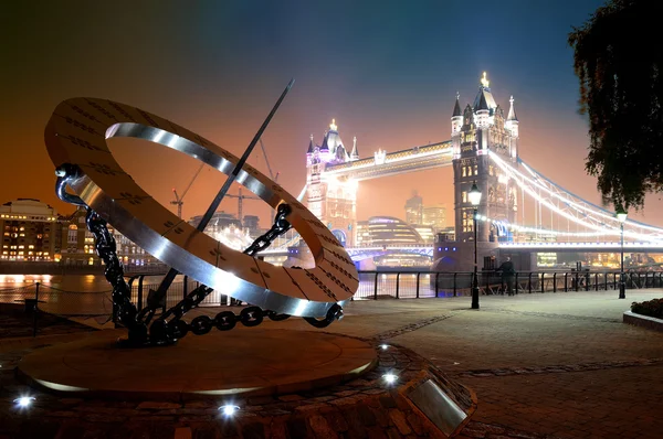 Meridiana e Tower Bridge — Foto Stock