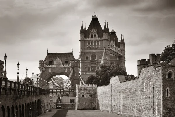 Tower Bridge en noir et blanc — Photo
