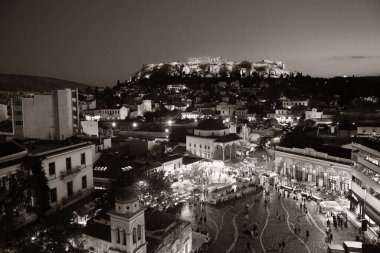 Atina 'nın çatısı geceleyin gökyüzüne bakıyor, Yunanistan.