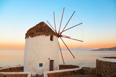 Yunanistan 'ın Mykonos Adası' nın ünlü simgesi olarak gün batımında yel değirmeni.