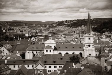 Prag, Çek Cumhuriyeti 'ndeki tarihi binalarla çatısı manzaralı.