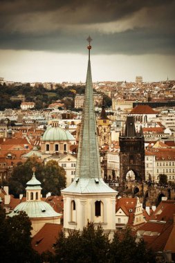 Prag, Çek Cumhuriyeti 'ndeki tarihi binalarla çatısı manzaralı.