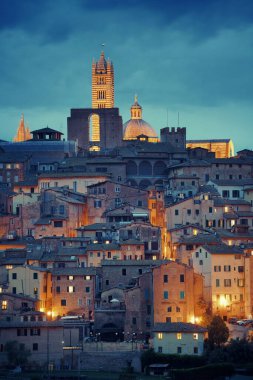 Siena Katedrali ve İtalya 'daki tarihi binaların olduğu ortaçağ şehir silueti manzarası