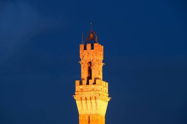 Siena İtalya 'da belediye çan kulesi gece kapanıyor..