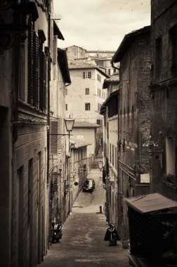 Siena, İtalya 'da eski binalarla sokak manzarası.