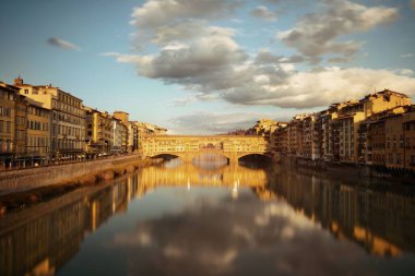 Ponte Vecchio gün doğumunda Floransa 'daki Arno Nehri üzerinde.