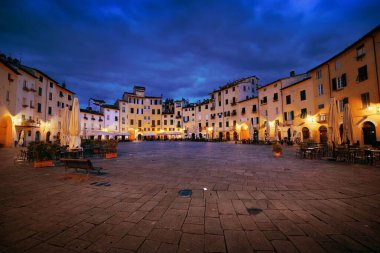 Lucca İtalya 'daki Piazza dell Anfiteatro gece görüşü