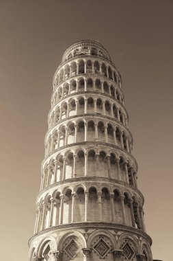 İtalya, Pisa 'daki eğik kule dünya çapında bilinen bir simgedir..