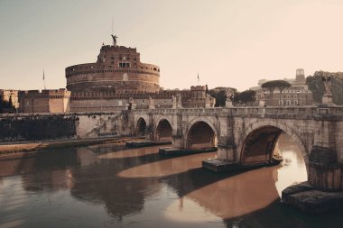 Castel Sant Angelo ve köprüden Tiber Nehri'nin Roma, İtalya.