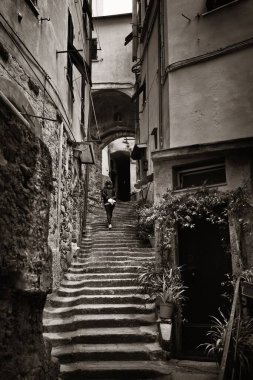 Cinque Terre, İtalya 'da tipik Riomaggiore sokak manzarası.