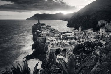 Vernazza, İtalya Cinque Terre 'de kayaların üzerinde siyah beyaz binalar..