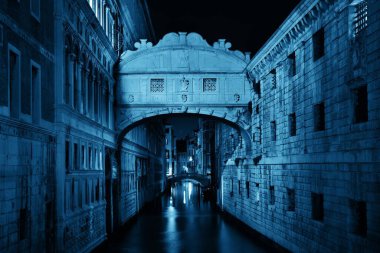 Geceleri Venedik İtalya 'nın ünlü simgesi olarak İç Çekiş Köprüsü.