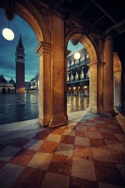 İtalya, Venedik 'teki Piazza San Marco' daki koridor gece görüşü.