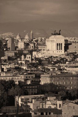 İtalya 'da siyah beyaz antik mimari ile Roma çatı manzarası. 