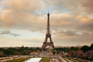 Paris, Fransa 'da sokak ve trafiği olan Eyfel Kulesi.