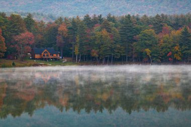 ABD 'de New England' da göl sabah sisi ile güzel sonbahar renkleri
