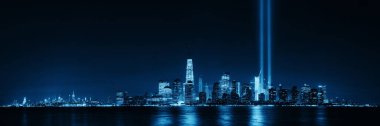 New York City şehir manzarası, gece panorama Hudson Nehri ve 11 Eylül anısına ışık üzerinde