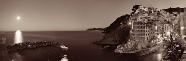Riomaggiore rıhtım manzaralı binalar ve ay batımı Cinque Terre 'de gece panoraması, İtalya.