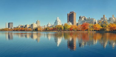 Central Park Manhattan, New York 'ta sonbaharda New York Gölü üzerinde lüks panorama binası.