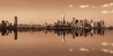 Manhattan şehir merkezi gökdelenleri ile nehir üzerinde yansımaları olan.