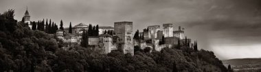 Granada Alhambra İspanya 'daki dağın üzerinden panoramik manzara.
