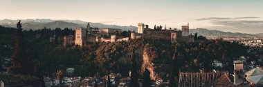 Granada Alhambra İspanya 'daki dağın üzerinden panoramik manzara.