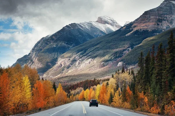 Αυτοκίνητο Στο Δρόμο Στο Banff National Park Στον Καναδά — Φωτογραφία Αρχείου