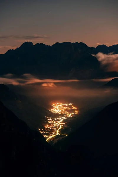 Dolomitok Falu Völgyben Éjjel Észak Olaszországban — Stock Fotó