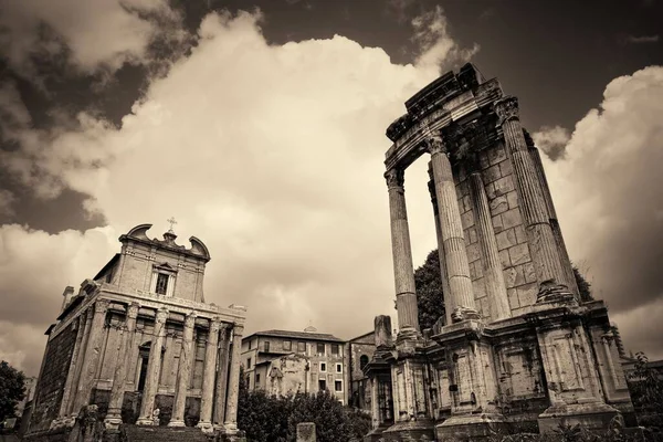 Colunas Fórum Roma Com Ruínas Edifícios Históricos Itália — Fotografia de Stock