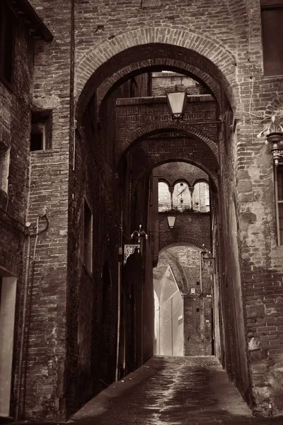 意大利锡耶纳有旧楼和拱门的街道景观 — 图库照片