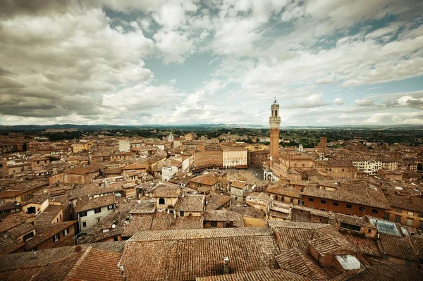 中世の町イタリアの歴史的な建物やタウンホールベルタワーとシエナスカイラインビュー — ストック写真
