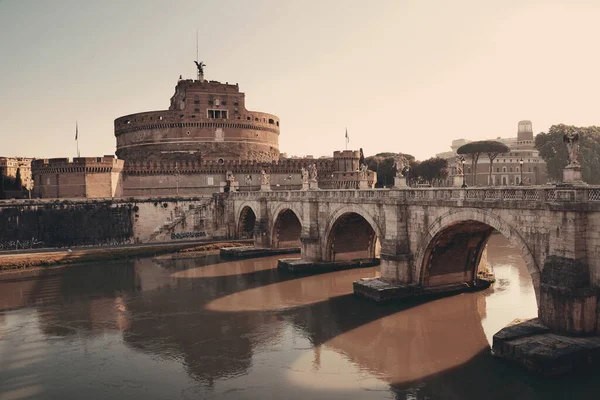 カステル アンジェロとローマ イタリアのテヴェレ川に架かる橋 — ストック写真